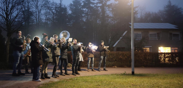 Muziekvereniging Laudando brengt kerstsfeer bij OlmenEs