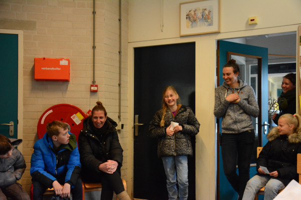 Groep 7/8 van O.b.s. Meester K.J. Dijkstraschool bezoekt boerderij OlmenEs