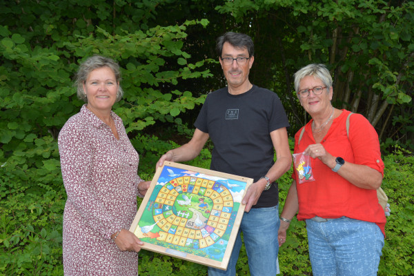 OlmenEs ontvangt ganzenbordspel van Werkgroep Toegankelijkheid Ooststellingwerf