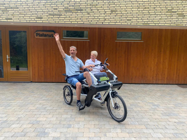 Stichting OlmenEs ontvangt elektrische duofiets van Stichting De Friesland