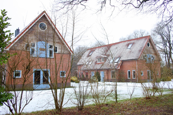 Stichting OlmenEs sluit woningen aan de Boslaan in Appelscha